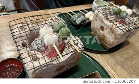 Charcoal grilled dumplings 110365207