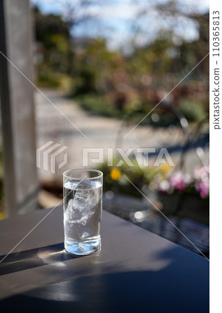 Cold drinks placed on the terrace of a cafe Cold drinks placed on the terrace of a cafe 110365813