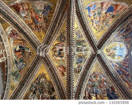 奧爾維耶託大教堂內閃亮的壁畫 奧爾維耶託大教堂內閃亮的壁畫 110365898