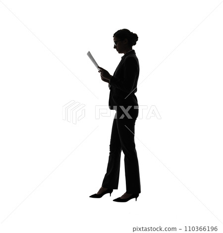 外國女人看文件透明背景照片PNG用剪切路徑精確剪裁 外國女人看文件透明背景照片PNG用剪切路徑精確剪裁 110366196