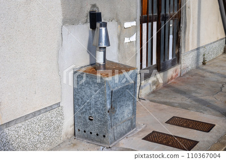 安裝在室外的帶有突出煙囪的熱水器 安裝在室外的帶有突出煙囪的熱水器 110367004