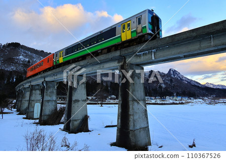 Tadami Line crossing the Kanotsu River Bridge Tadami Line crossing the Kanotsu River Bridge 110367526
