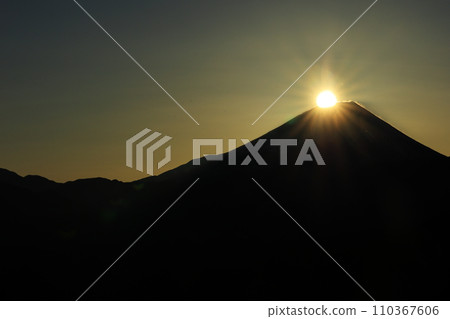 鑽石富士的初見日出 鑽石富士的初見日出 110367606