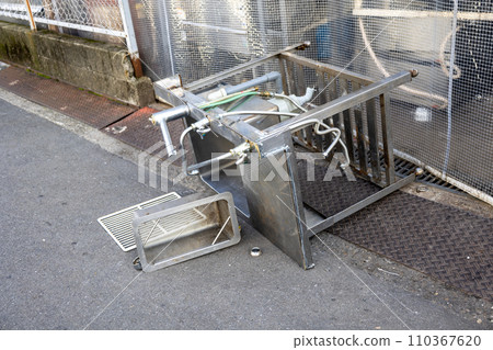 Commercial stainless steel sink protruding from transparent vinyl curtain with flame retardant thread 110367620