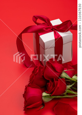 Valentines day card with gift box and rose flowers Valentines day card with gift box and rose flowers 110367630