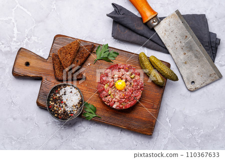 Savory beef tartare and brown bread toasts 110367633