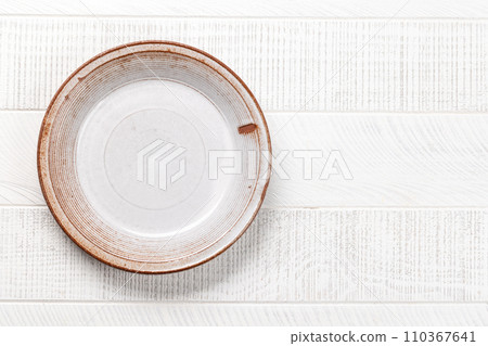 Mockup for a delicious meal. Empty plate on a table 110367641