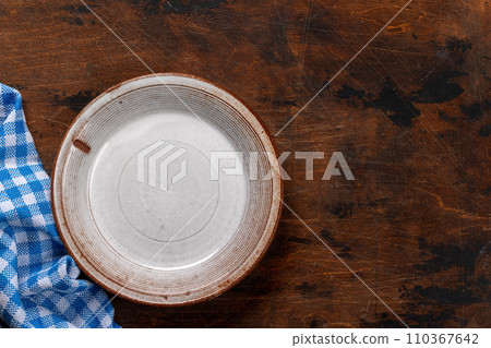 Mockup for a delicious meal. Empty plate on a table 110367642