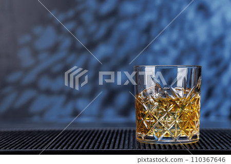 Whiskey with crystal clear ice cubes 110367646