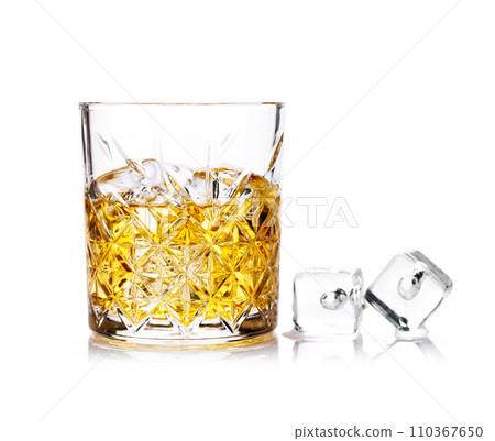 Whiskey with crystal clear ice cubes 110367650