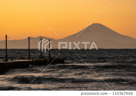 Okamoto Pier (Haraoka Pier) and Mt. Fuji at dusk, Chiba Prefecture Okamoto Pier (Haraoka Pier) and Mt. Fuji at dusk, Chiba Prefecture 110367689