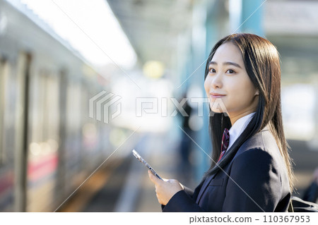 有智慧型手機的高中女孩在月台上等火車 110367953