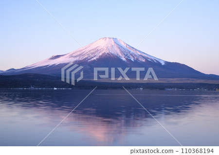 Upside down Beni Fuji seen from Lake Yamanaka Upside down Beni Fuji seen from Lake Yamanaka 110368194