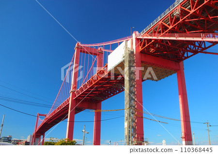 連接北九州戶畑和若鬆的若戶大橋【藍天背景】 連接北九州戶畑和若鬆的若戶大橋【藍天背景】 110368445