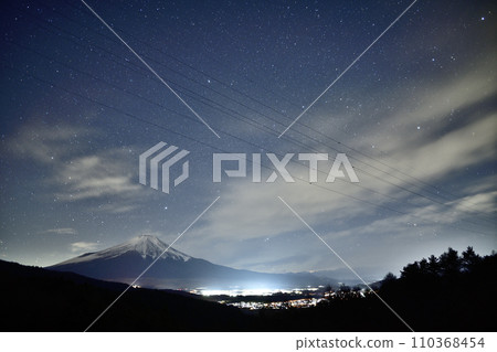 從忍野村二宿熊嶺看到的星空<天空的顏色> 從忍野村二宿熊嶺看到的星空<天空的顏色> 110368454