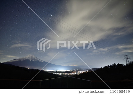 Starry sky seen from Nijukuma Pass in Oshino Village <Color of the sky> 110368459