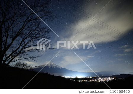 從忍野村二宿熊嶺看到的星空<天空的顏色> 110368460