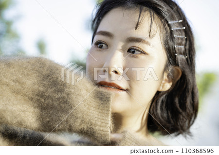 穿著針織衫的短鮑勃女人 110368596