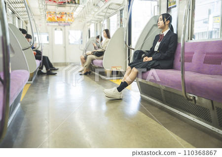 女高中生搭火車上學的照片 女高中生搭火車上學的照片 110368867