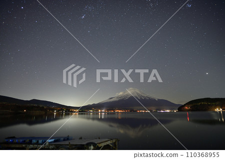 Astronomical observation on the shore of Lake Yamanaka <Lake Yamanaka> Astronomical observation on the shore of Lake Yamanaka <Lake Yamanaka> 110368955