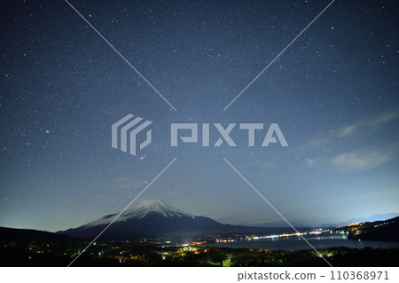 Astronomical observation on the shore of Lake Yamanaka <Lake Yamanaka> 110368971