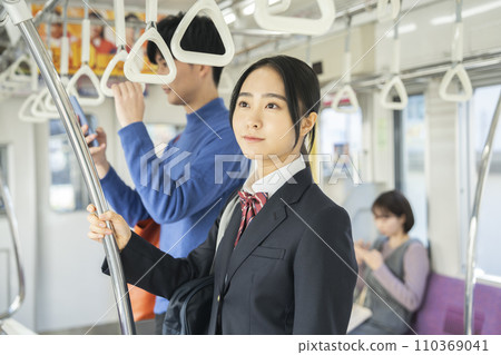 女高中生搭火車上學的照片 110369041