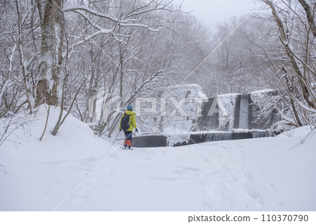 漫步在被新雪覆蓋的森林中，大仙木八澤溪流 110370790