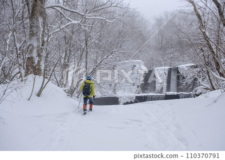 漫步在被新雪覆蓋的森林中，大仙木八澤溪流 110370791