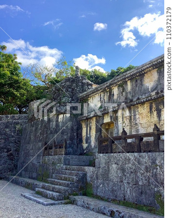 琉球王國歷代國王陵墓、玉陵和藍天 琉球王國歷代國王陵墓、玉陵和藍天 110372179