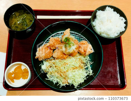 Fried chicken set meal topped with grated daikon radish 110373673