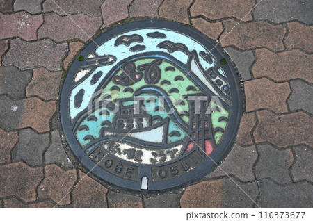 Manhole cover in Kobe City, Hyogo Prefecture 110373677