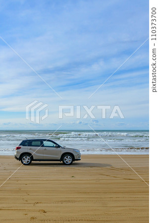 能登半島千里濱渚車道的沙灘與汽車 能登半島千里濱渚車道的沙灘與汽車 110373700
