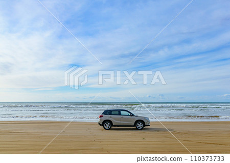 能登半島千里濱渚車道的沙灘與汽車 能登半島千里濱渚車道的沙灘與汽車 110373733