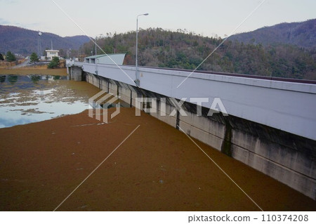 Mukunashi Dam embankment and Lake Hakuryu 110374208