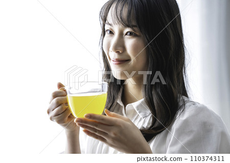 一個女人喝茶 110374311