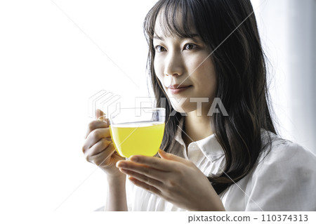 一個女人喝茶 110374313