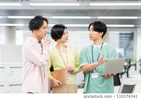 年輕工程師在辦公室 年輕工程師在辦公室 110374342
