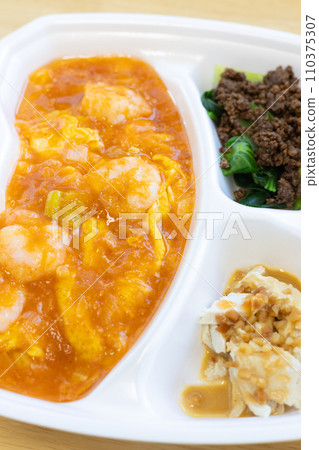 Delicious shrimp with chili sauce takeout 110375307
