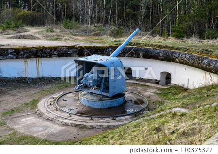 Ship artillery mount. large cannon on the frame. Fort Krasnaya Gorka Leningrad Region. Victory Day. Ship artillery mount. large cannon on the frame. Fort Krasnaya Gorka Leningrad Region. Victory Day. 110375322