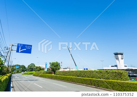 藍天映襯下的機場週邊風景（阿蘇熊本機場） 110375352
