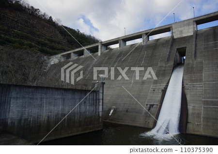 從下游看八都寺川大壩的洩水狀況 從下游看八都寺川大壩的洩水狀況 110375390