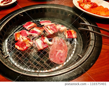 炭烤烤肉和泡菜 110375401