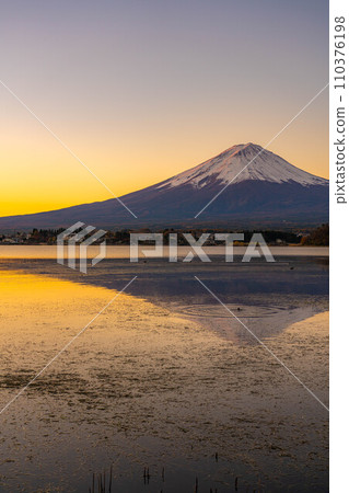 [富士山素材]早晨從河口湖看到的富士山[山梨縣] 110376198