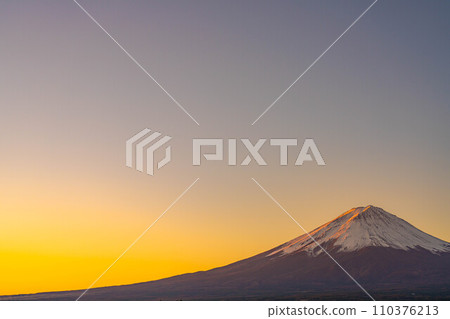 [Mt. Fuji material] Mt. Fuji seen from Lake Kawaguchi in the morning [Yamanashi Prefecture] 110376213