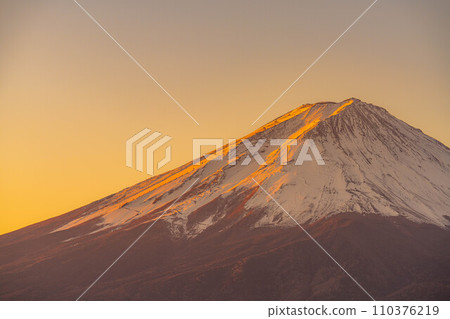 [Mt. Fuji material] Mt. Fuji seen from Lake Kawaguchi in the morning [Yamanashi Prefecture] 110376219