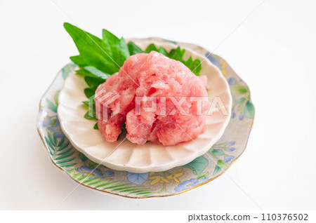 Seared tuna with dashi soup 110376502