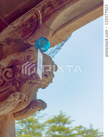 A shrine sculpture and a wind chime 110377023