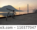 自行車在早晨的陽光下染色 110377047