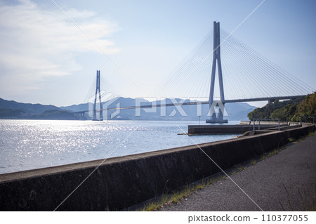 從島波海道上的大三島眺望來島海峽大橋 110377055