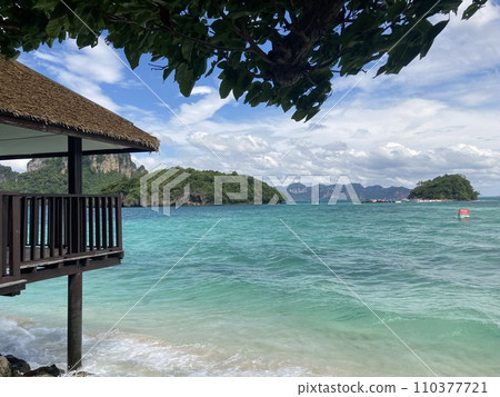 漂浮的小屋和翠綠的海 110377721